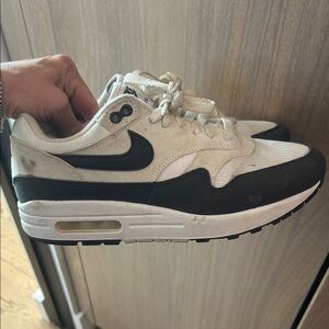 Nike Low Top Sneakers in Beige and Dark Gray